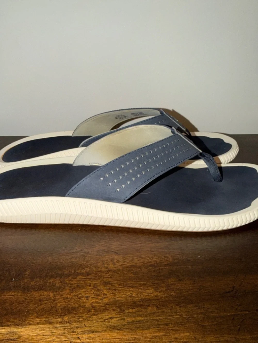 OluKai Ulele Men's Beach Sandals Size 12 Navy White